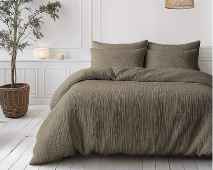 Lazy Dekbed Mousseline Taupe 200 x 200 Met Kussenslopen